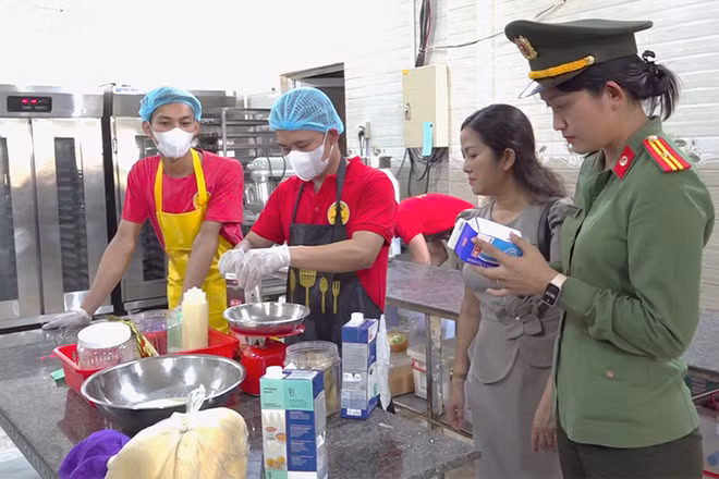 Đoàn kiểm tra liên ngành an toàn thực phẩm tỉnh kiểm tra tại cơ sở sản xuất bánh thị trấn Ái Nghĩa, huyện Đại Lộc (Quảng Nam).