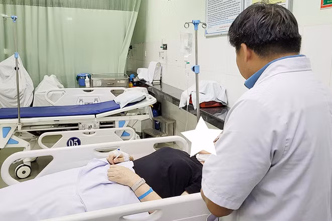 Bệnh viện Đa khoa Vĩnh Đức (thị xã Điện Bàn) tiếp nhận, điều trị bệnh nhân ngộ độc sau khi ăn bánh mỳ Phượng. Ảnh H.D