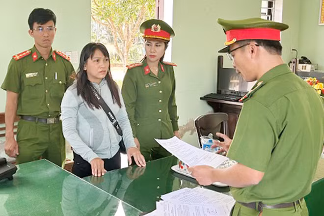 Công an tỉnh Quảng Nam tống đạt quyết định khởi tố, bắt tạm giam đối với Trần Thị Tiên.