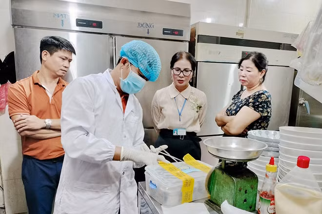 Sau khi xảy ra vụ ngộ độc, ngành y tế Quảng Nam đã lấy mẫu các loại thực phẩm tại cơ sở bánh mỳ Phượng gửi đi kiểm nghiệm 