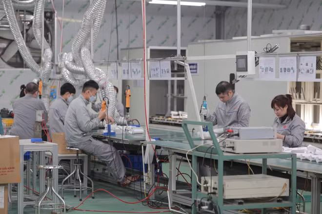 Không khí làm việc tại Công ty cổ phần Bóng đèn phích nước Rạng Đông.
