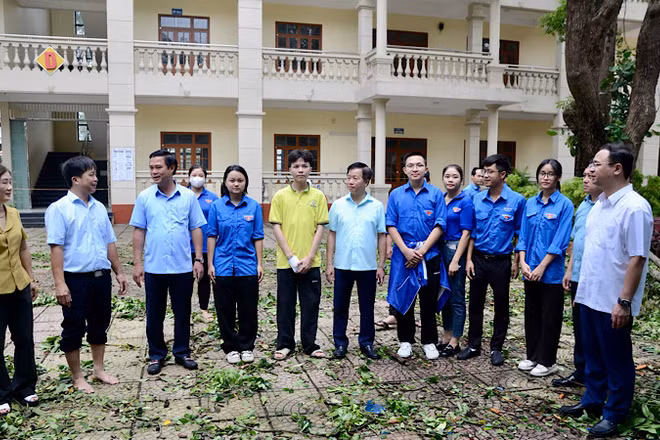 Sáng 9/9, Phó Chủ tịch Ủy ban nhân dân tỉnh Bắc Ninh Lê Xuân Lợi (thứ 3 từ trái sang) kiểm tra công tác khắc phục hậu quả sau bão tại Trường trung học phổ thông Hàn Thuyên, thành phố Bắc Ninh.