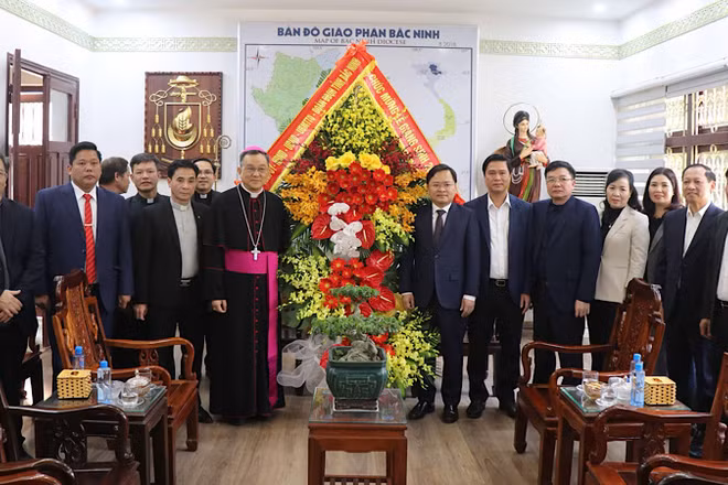 Đoàn đại biểu tỉnh Bắc Ninh tới thăm, chúc mừng Tòa Giám mục Bắc Ninh dịp Lễ Giáng sinh 2024.