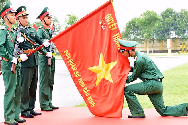 Chiến sĩ mới thực hiện nghi thức hôn lên Quân kỳ Quyết thắng.