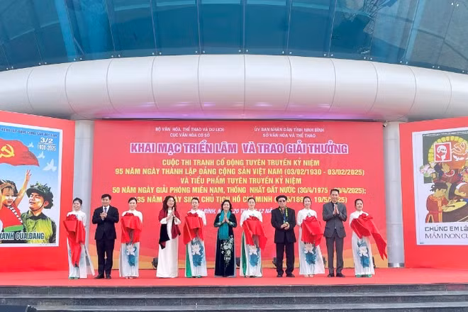 Các đại biểu cắt băng khai mạc triển lãm.