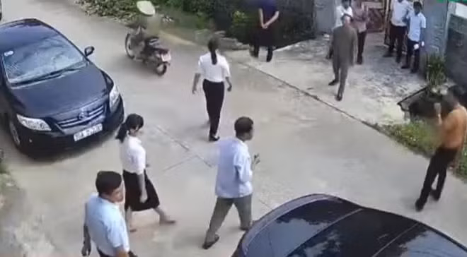 Ông N.T.D. đã xưng "mày-tao" sau khi kết thúc công việc và trên đường ra xe. (Ảnh cắt từ clip)