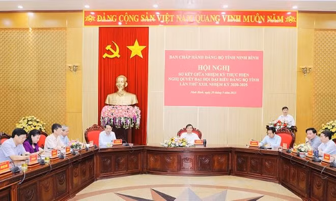 Toàn cảnh Hội nghị sơ kết giữa nhiệm kỳ thực hiện Nghị quyết Đại hội đại biểu Đảng bộ tỉnh Ninh Bình lần thứ 22, nhiệm kỳ 2020-2025. (Ảnh: Đức Lam)