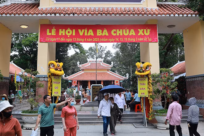 Khách thập phương viếng Miếu Bà Chúa Xứ Gò Tháp sáng 11/4.