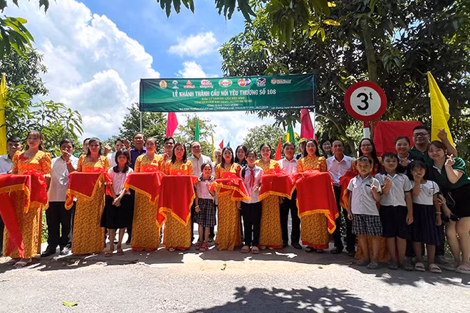 Nghi thức cắt băng khánh thành “Cầu nối yêu thương” số 108 - cầu Xẻo Ván, ấp Mỹ Thới, xã Mỹ Xương, huyện Cao Lãnh. (Ảnh: HỮU NGHĨA)