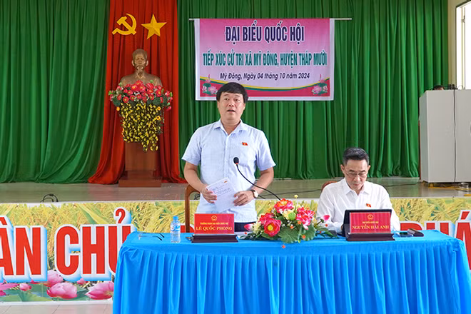 Bí thư Tỉnh ủy Đồng Tháp Lê Quốc Phong trả lời ý kiến cử tri. (Ảnh: HỮU NGHĨA)