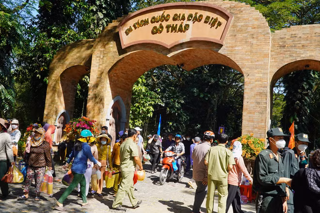Du khách thập phương tham quan lễ hội Gò Tháp. (Ảnh: HỮU NGHĨA)