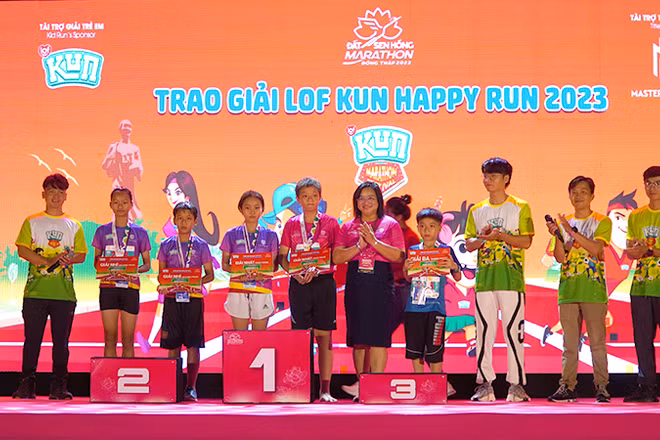 Giám đốc Sở Văn hóa, Thể thao và Du lịch tỉnh Đồng Tháp Huỳnh Thị Hoài Thu trao giải cho các vận động viên trẻ em cự ly 800m.