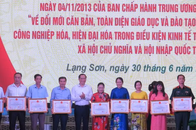 Đại diện lãnh đạo Ủy ban nhân dân tỉnh Lạng Sơn, trao tặng bằng khen của Chủ tịch Ủy ban nhân dân tỉnh cho các tập thể và cá nhân có thành tích xuất sắc trong thực hiện Nghị quyết số 29 của Ban Chấp hành Trung ương Đảng khóa XI.