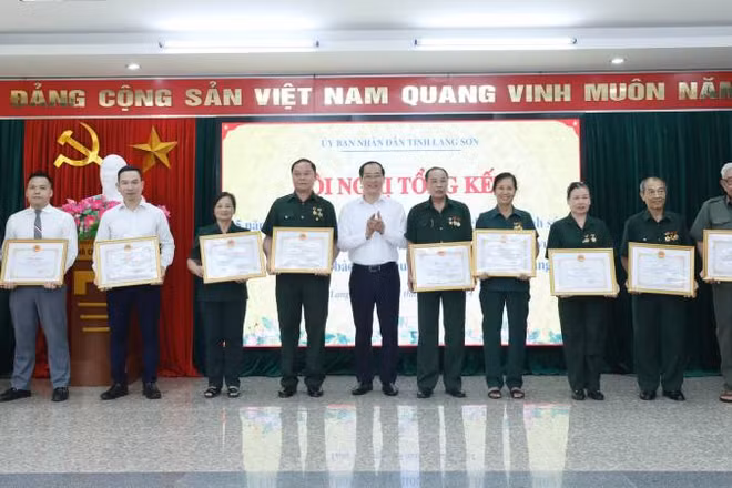 Các tập thể và cá nhân thanh niên xung phong Lạng Sơn có thành tích xuất sắc trong giải quyết chế độ chính sách được Chủ tịch Ủy ban nhân dân tỉnh tặng Bằng khen ngày 4/7/2024. (Ảnh HÙNG TRÁNG)