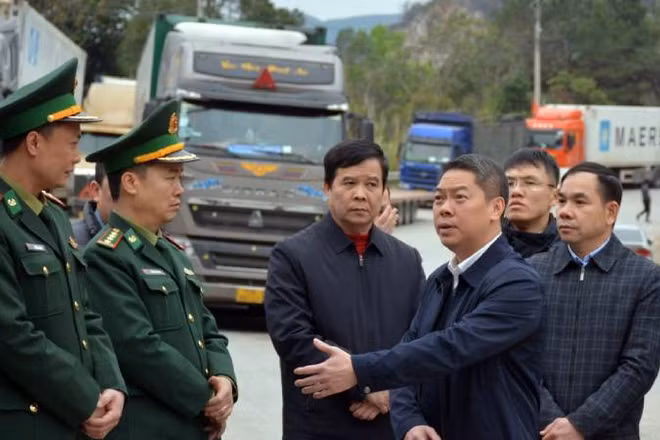 Đồng chí Đoàn Thanh Sơn, Phó Chủ tịch Ủy ban nhân dân tỉnh lạng Sơn, kiểm tra công tác xuất, nhập khẩu tại cửa khẩu quốc tế Hữu Nghị.