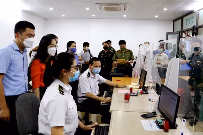 Các đại biểu Hội đồng nhân dân tỉnh Lạng Sơn kiểm tra, giám sát thực hiện khai báo trên nền tảng cửa khẩu số tại cửa khẩu quốc tế Hữu Nghị (huyện Cao Lộc).