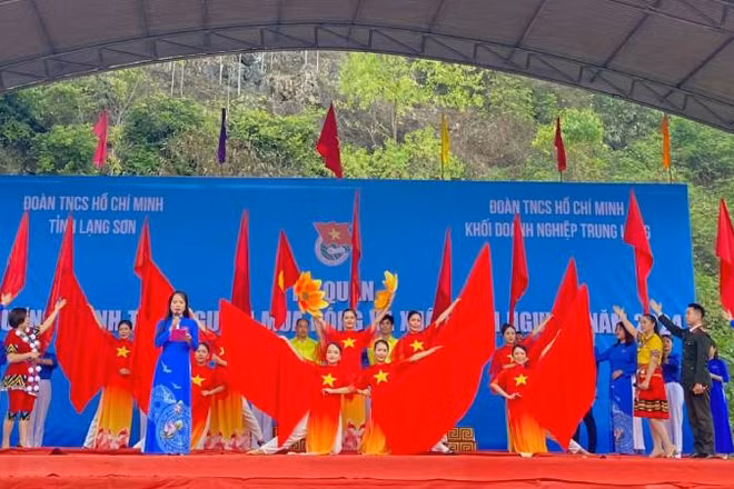 Các đoàn viên thanh niên tham gia giao lưu văn nghệ tại lễ ra quân "Tình nguyện mùa đông" và "Xuân tình nguyện" năm 2024.