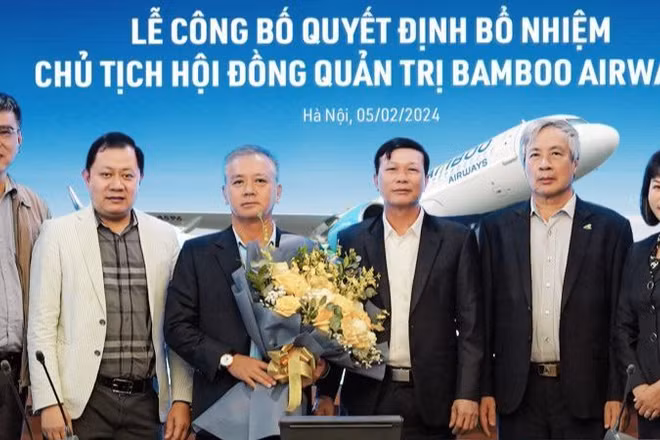 Tân Chủ tịch Hội đồng quản trị Bamboo Airways Phan Đình Tuệ (thứ ba từ trái sang) nhận hoa chúc mừng từ các thành viên Hội đồng quản trị và Ban Tổng Giám đốc.