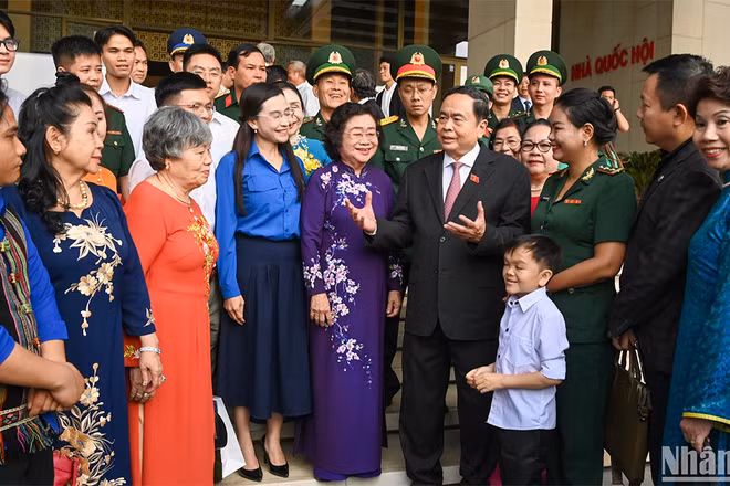 Chủ tịch Quốc hội Trần Thanh Mẫn gặp mặt các tập thể, cá nhân nhận Giải thưởng Vừ A Dính, nhân kỷ niệm 25 năm ngày thành lập Quỹ học bổng Vừ A Dính, 15 năm Giải thưởng Vừ A Dính, ngày 16/10/2024. (Ảnh: DUY LINH)