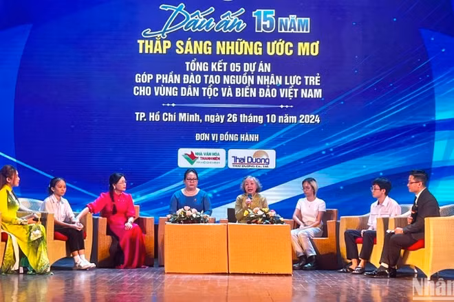 Các đại biểu và học sinh, sinh viên thụ hưởng Quỹ Vừ A Dính trao đổi tại chương trình