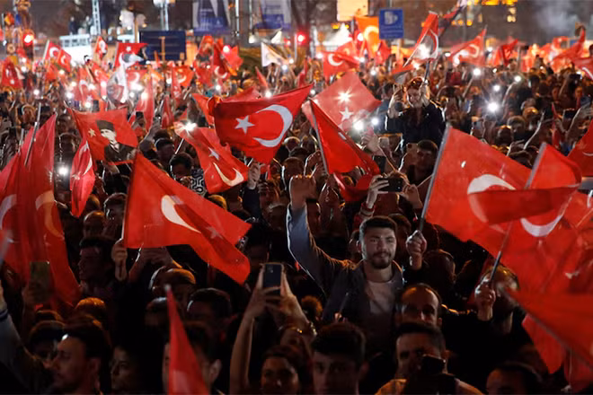 Đám đông ủng hộ Thị trưởng Istanbul Ekrem Imamoglu ăn mừng chiến thắng sau khi có kết quả kiểm phiếu sơ bộ, ngày 1/4/2024. (Ảnh: Reuters)
