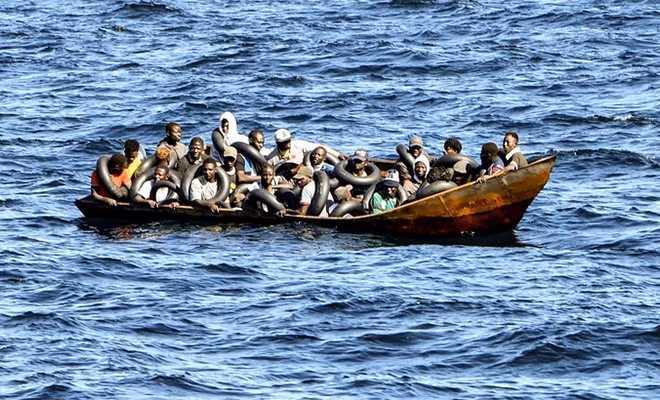 Ảnh minh họa: Người di cư trên thuyền nhỏ. (Ảnh: AFP/TTXVN) 