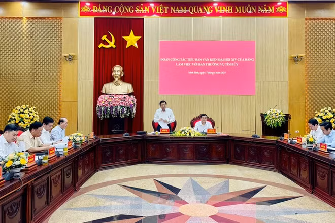 Đoàn công tác bày tỏ ấn tượng với những thành tích của tỉnh Ninh Bình qua 40 năm thực hiện đường lối đổi mới và 32 năm tái lập tỉnh; đồng thời, đánh giá cao các báo cáo trình bày tại buổi làm việc được chuẩn bị bài bản, công phu, khoa học, giúp Đoàn công tác thu hoạch nhiều vấn đề cả về lý luận và thực tiễn.