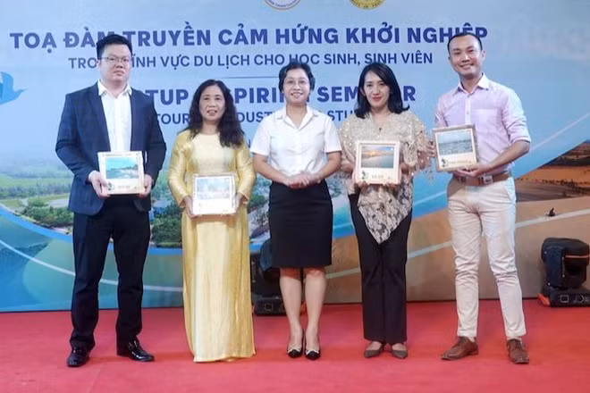 Sở Văn hoá, Thể thao và Du lịch tỉnh tặng quà lưu niệm cho diễn giả