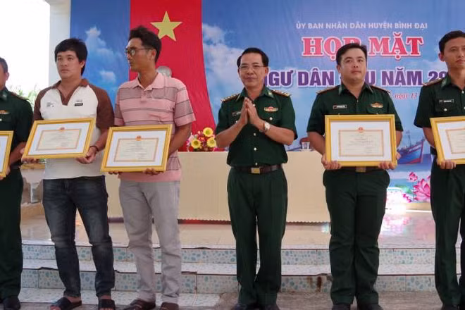 Tập thể và cá nhân được khen thưởng với thành tích cứu hộ ngư dân trên biển. (Ảnh: HOÀNG TRUNG)