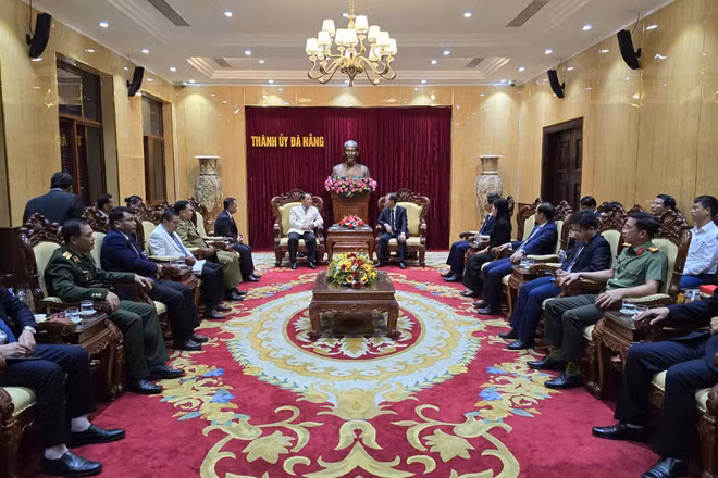 Quang cảnh buổi tiếp, làm việc với đoàn công tác cấp cao tỉnh Savannakhet, Lào.