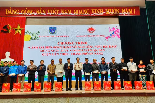 Bộ Tư lệnh Vùng Cảnh sát biển 2 trao quà cho ngư dân nghèo quận Liên Chiểu, Đà Nẵng.