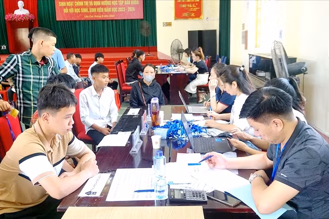 Thí sinh làm thủ tục nhập học tại Trường Cao đẳng Lào Cai ngày 22/8. ( Ảnh: TRỌNG BẢO)
