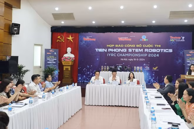 Quang cảnh họp báo. 