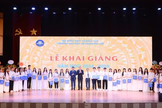 Lãnh đạo nhà trường đã trao những phần thưởng cho sinh viên có thành tích xuất sắc nhất trong kỳ tuyển sinh khoá 74.