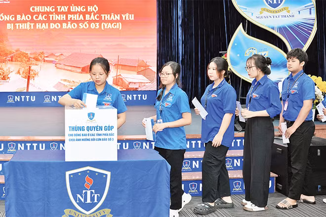 Sinh viên Trường đại học Nguyễn Tất Thành quyên góp ủng hộ người dân vùng bão, lũ. (Ảnh CTV) 