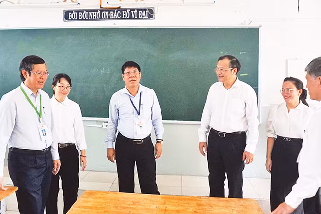 Ðoàn công tác của Bộ Giáo dục và Ðào tạo kiểm tra công tác chuẩn bị kỳ thi tốt nghiệp THPT năm 2024 tại Thành phố Hồ Chí Minh. 