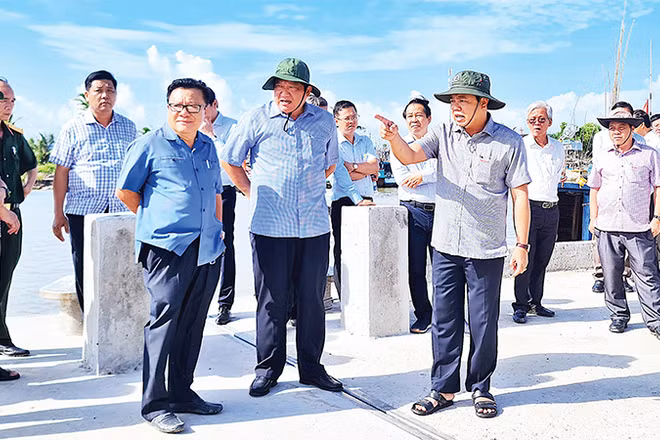 Lãnh đạo tỉnh Cà Mau kiểm tra tiến độ đầu tư xây dựng bến cá Khánh Hội, huyện U Minh, tỉnh Cà Mau. (Ảnh HỮU TÙNG) 