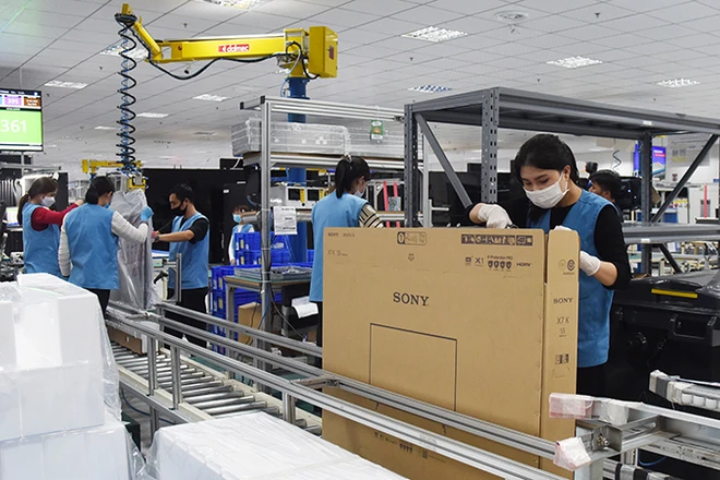 Công nhân Công ty TNHH Competition Team Technology (Việt Nam) đóng gói sản phẩm màn hình tinh thể lỏng công nghệ cao tại Khu công nghiệp Ðông Mai, tỉnh Quảng Ninh. (Ảnh KHÁNH AN)