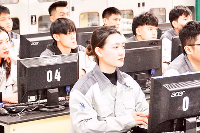 Nguồn nhân lực chất lượng cao góp phần gia tăng năng lực cạnh tranh của Hà Nội. Trong ảnh: Giờ học của sinh viên Chương trình đào tạo công nghệ sản xuất 4.0, Trường cao đẳng nghề Công nghiệp Hà Nội. (Ảnh THANH XUÂN) 
