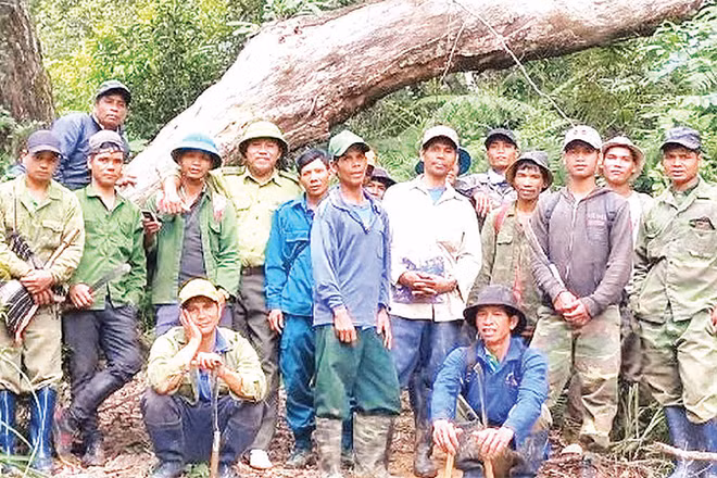 Cán bộ kiểm lâm Hạt Kiểm lâm huyện Mang Yang cùng người dân làng Ðê Kôn, xã Hra tham gia bảo vệ rừng. 