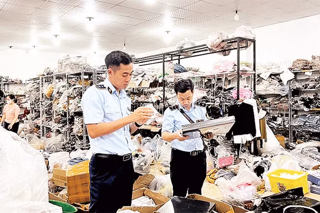Lực lượng Quản lý thị trường tỉnh Tuyên Quang kiểm tra, phát hiện kho bán hàng giả, hàng lậu thông qua hình thức livestream. (Ảnh QLTT) 