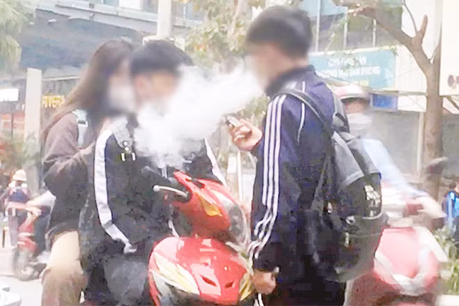 Tỷ lệ người trẻ hút thuốc lá thế hệ mới tiếp tục có chiều hướng gia tăng. (Ảnh NGỌC LINH) 