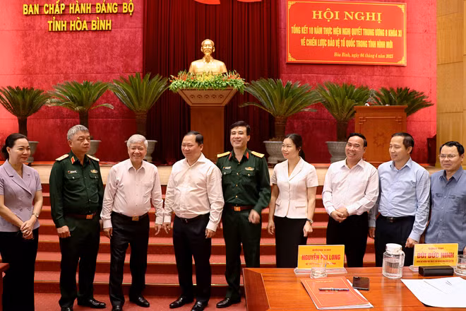 Đồng chí Đỗ Văn Chiến (thứ 3 từ trái sang) cùng các đại biểu tham dự hội nghị.