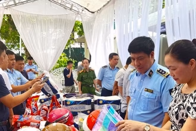 Nhiều mặt hàng giả, hàng thật được trưng bày tại trụ sở Cục quản lý thị trường để mọi người đối chứng, phân biệt.