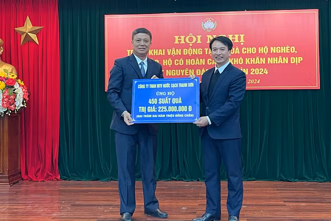 Đại diện Công ty nước sạch Thanh Sơn ủng hộ người nghèo tỉnh Hải Dương 450 suất quà với tổng số tiền 225 triệu đồng.