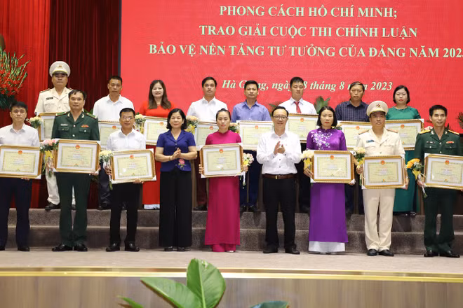 Lãnh đạo tỉnh Hà Giang tặng bằng khen cho các tập thể tiêu biểu trong học tập và làm theo tư tưởng, đạo đức, phong cách Chủ tịch Hồ Chí Minh.