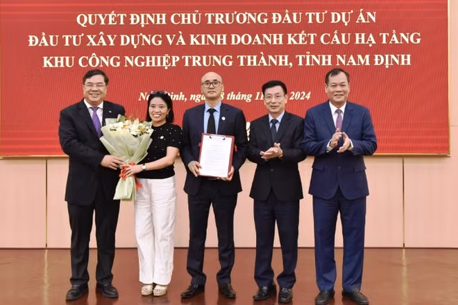 Các đồng chí lãnh đạo tỉnh Nam Định trao Quyết định chủ trương đầu tư Dự án cho nhà đầu tư. (Ảnh: XUÂN TRƯỜNG)