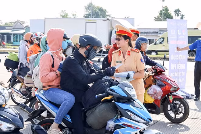 Lực lượng chức năng phát tờ rơi và tuyên truyền về Nghị định số 168 cho người dân.
