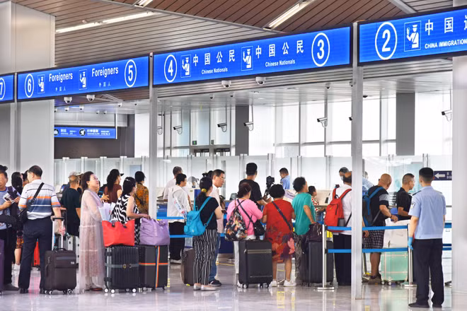 Người dân Trung Quốc làm thủ tục xuất nhập cảnh. (Ảnh minh họa: sina.com.cn)