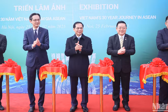 Phó Thủ tướng, Bộ trưởng Ngoại giao Bùi Thanh Sơn cùng các đại biểu cắt băng khai mạc triển lãm ảnh.